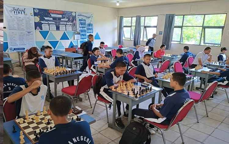 SMAN 5 Palangka Raya 学生热衷于参加国际象棋比赛