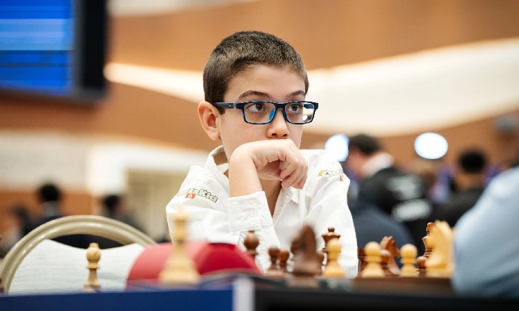 居住在巴达洛纳的“国际象棋救世主”福斯蒂诺·奥罗 (Faustino Oro) 年仅 10 岁，已是历史上最年轻的大师